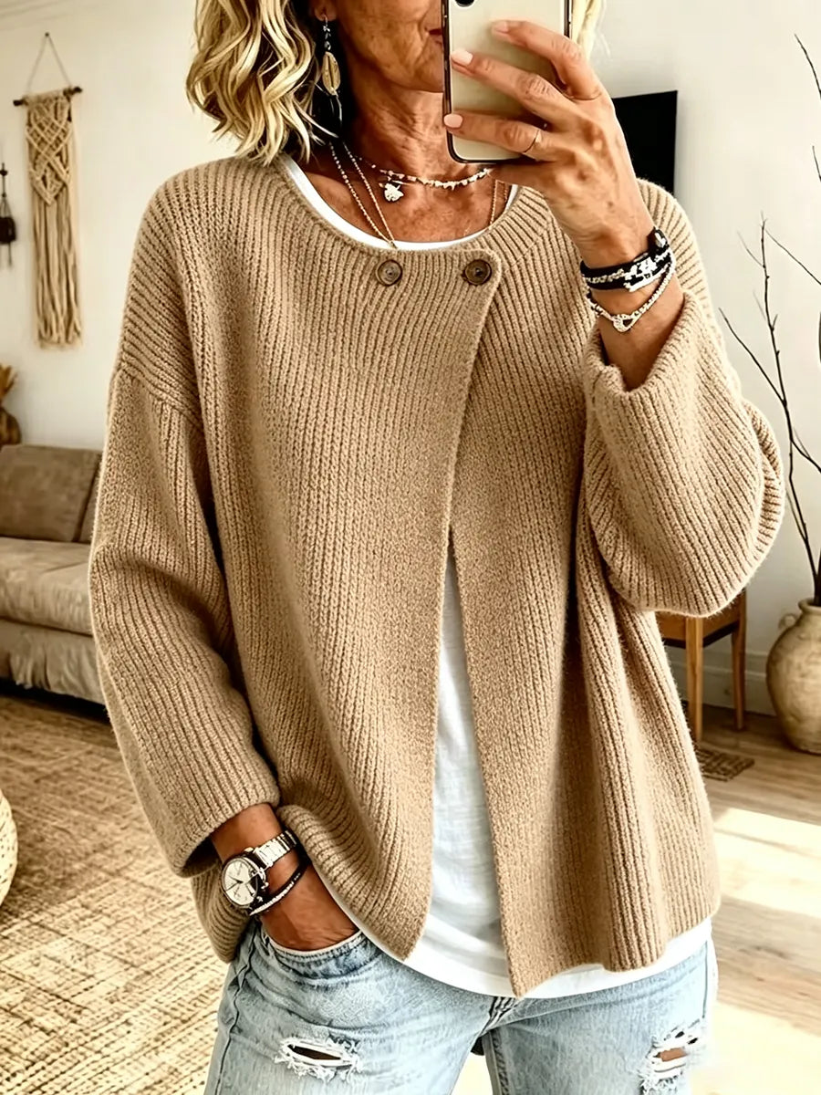Cardigan côtelé beige porté sur un t-shirt blanc et un jean, vue de face avec selfie 1