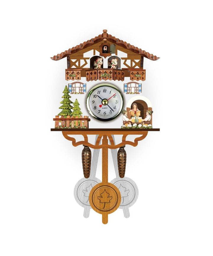 Version murale à balancier avec cadran à quartz, chalet à colombages, sapins et clôture, et trois buveurs de bière à droite. 2