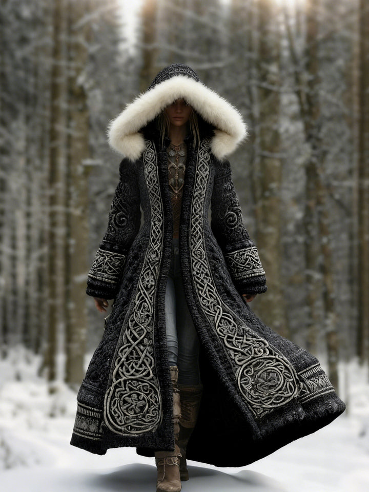 Femme en forêt enneigée portant le long manteau noir à capuche bordée de fourrure claire 1