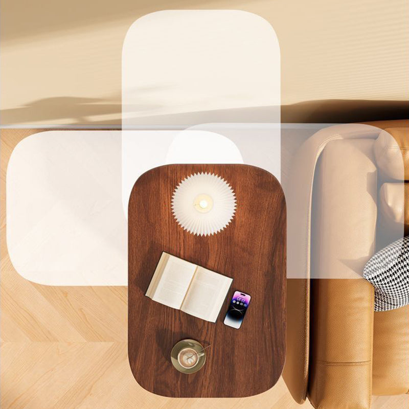 Vue de dessus du plateau en bois foncé portant lampe, livre ouvert, téléphone et tasse, superposée à ses positions pivotées près du canapé. 7