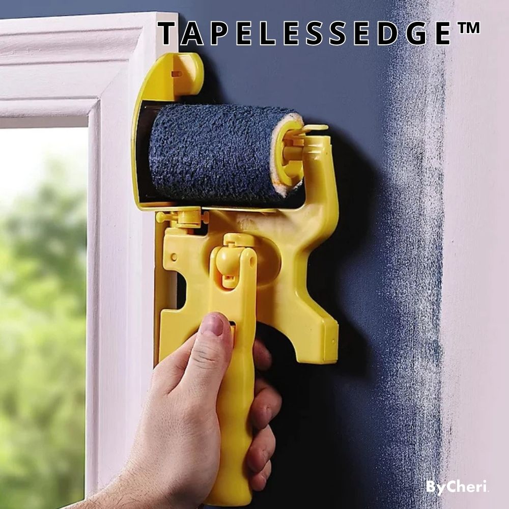 Main tenant l'outil jaune à rouleau le long d'un cadre de fenêtre blanc, avec un mur bleu foncé peint net. 1