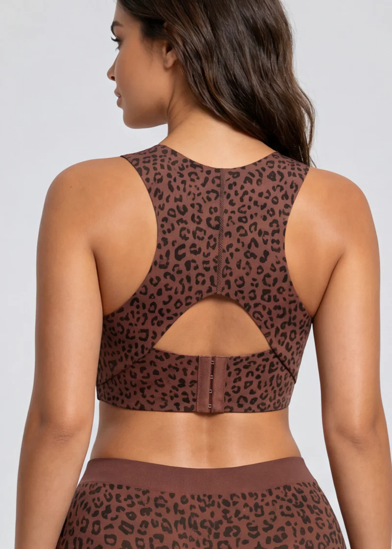 Vue de dos du soutien-gorge à motif léopard avec découpe dans le dos et fermeture à crochets. 11