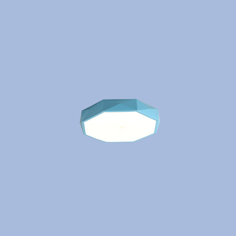 Plafonnier bleu à facettes, diffuseur blanc, isolé sur fond bleu-violet 13