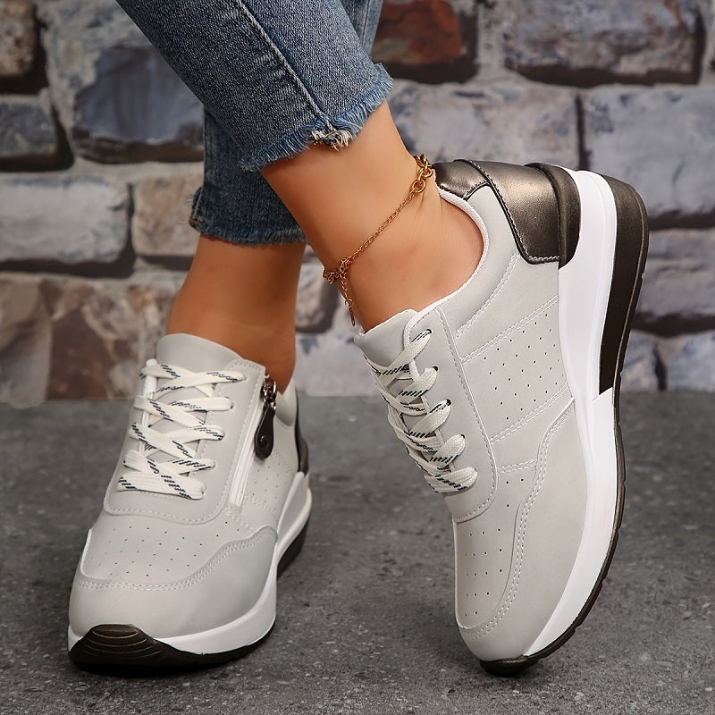 Baskets grises à lacets, zip latéral et talon métallisé, portées avec un jean effiloché 5