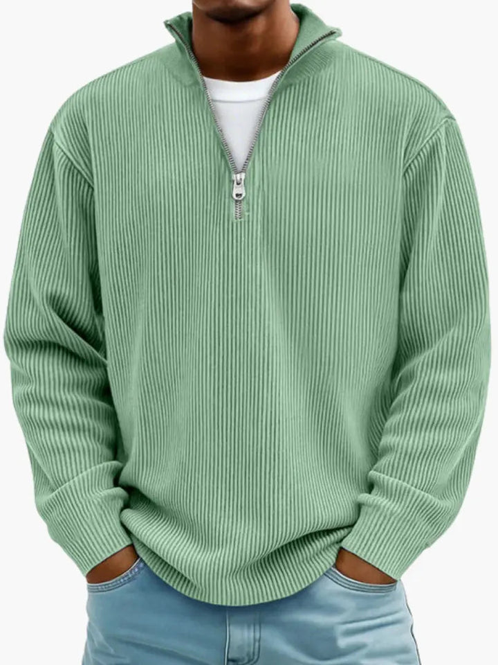 Homme portant le pull côtelé à col zippé en vert clair, porté avec un jean bleu clair et un t-shirt blanc. 3