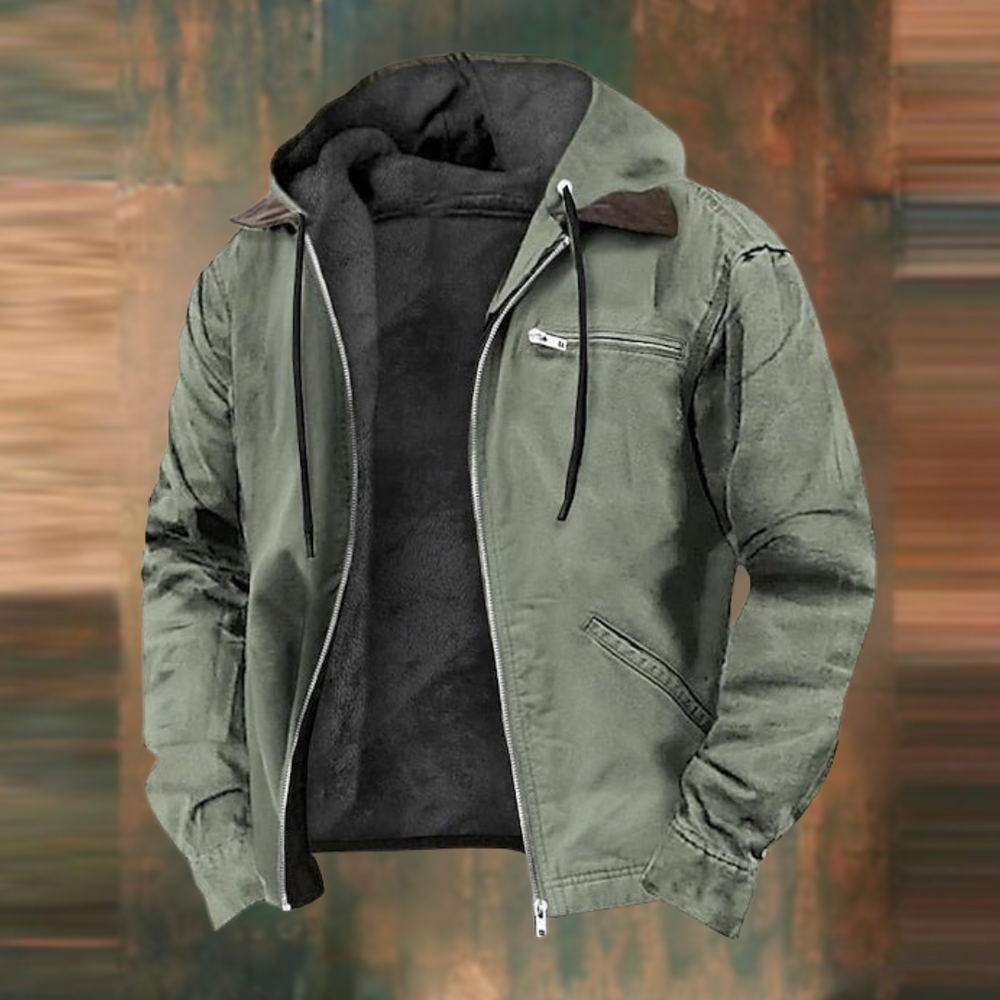 Veste zippée à capuche coloris vert kaki, ouverte sur la doublure polaire foncée, avec poche poitrine zippée et col contrasté marron. 2