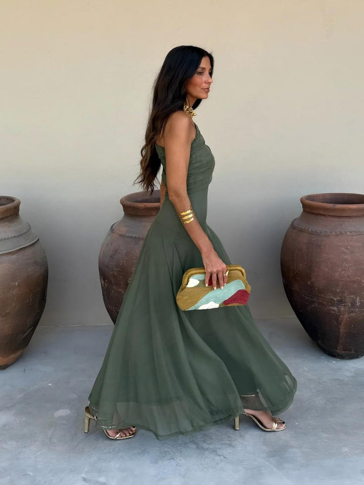 Robe verte à une épaule vue de profil en marchant, jupe fluide en mouvement 9