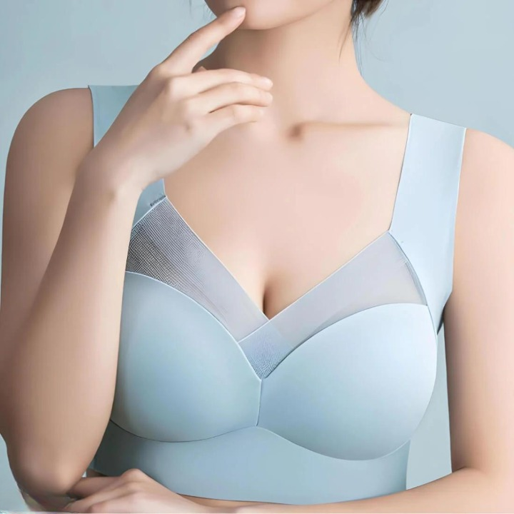 Soutien-gorge bleu clair porté de face, la main du mannequin près du menton, voile texturé sur le décolleté. 5