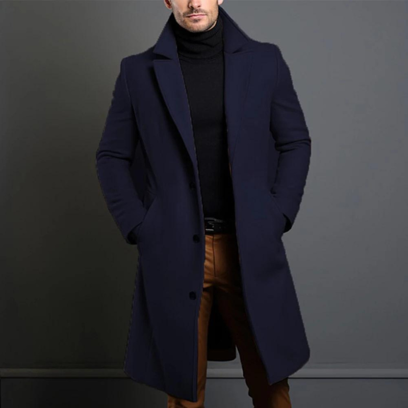 Manteau long en version bleu marine foncé, porté par un homme les mains dans les poches, col roulé noir. 4