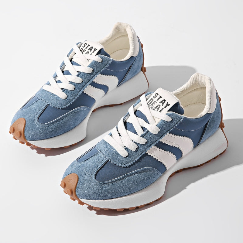 Paire de baskets bleues en suède et toile, bandes blanches, semelle crantée, posées sur fond blanc 2