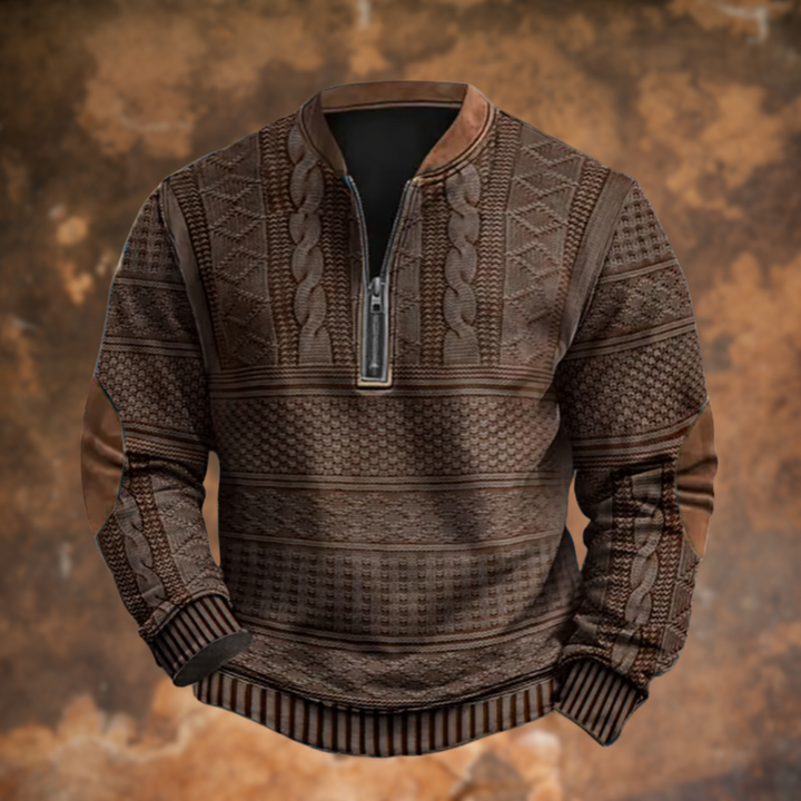 Version marron foncé du pull à torsades, avec zip métallique argenté et coudières plus claires, vue de face. 4