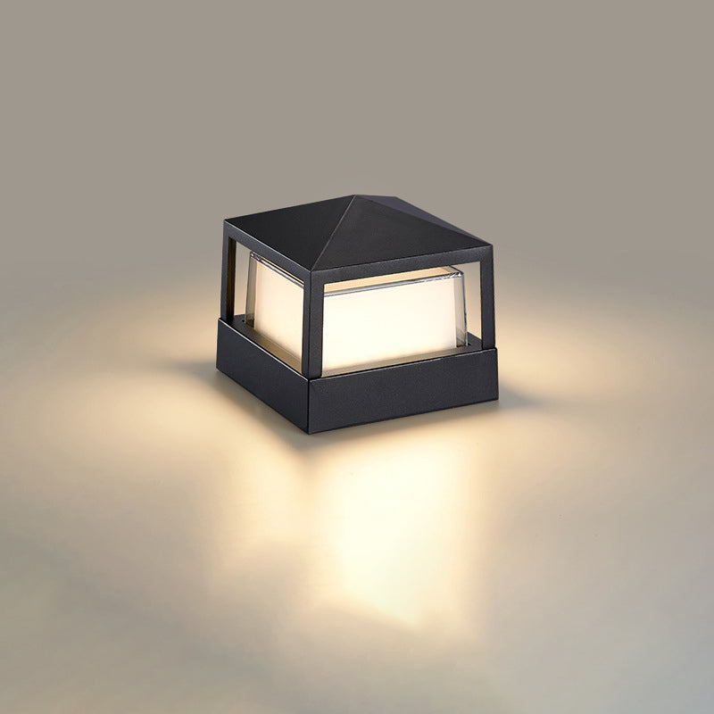 Modèle carré noir à toit en pyramide, allumé sur fond uni beige, lumière chaude diffusée sur le sol. 10