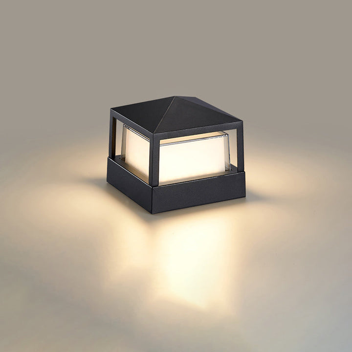 Modèle carré noir à toit en pyramide, allumé sur fond uni beige, lumière chaude diffusée sur le sol. 10