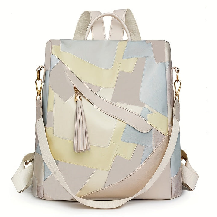 Sac à dos patchwork beige, jaune pâle et bleu clair vu de face, avec pampille et bandoulière beige. 10