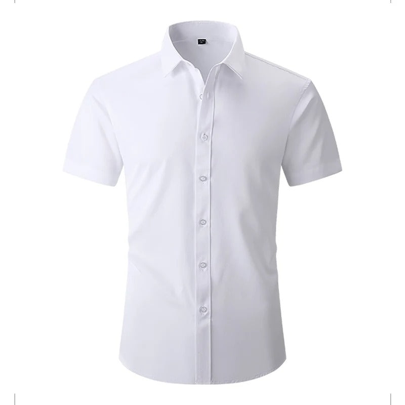 Vue de face de la chemise blanche boutonnée, avec col pointu et manches courtes 1