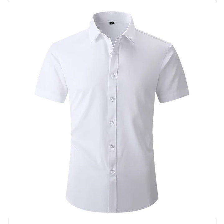 Vue de face de la chemise blanche boutonnée, avec col pointu et manches courtes 1