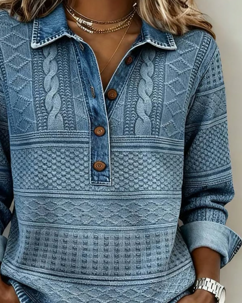 Détail du col et du boutonnage du pull bleu, avec ses torsades et ses boutons marron 3