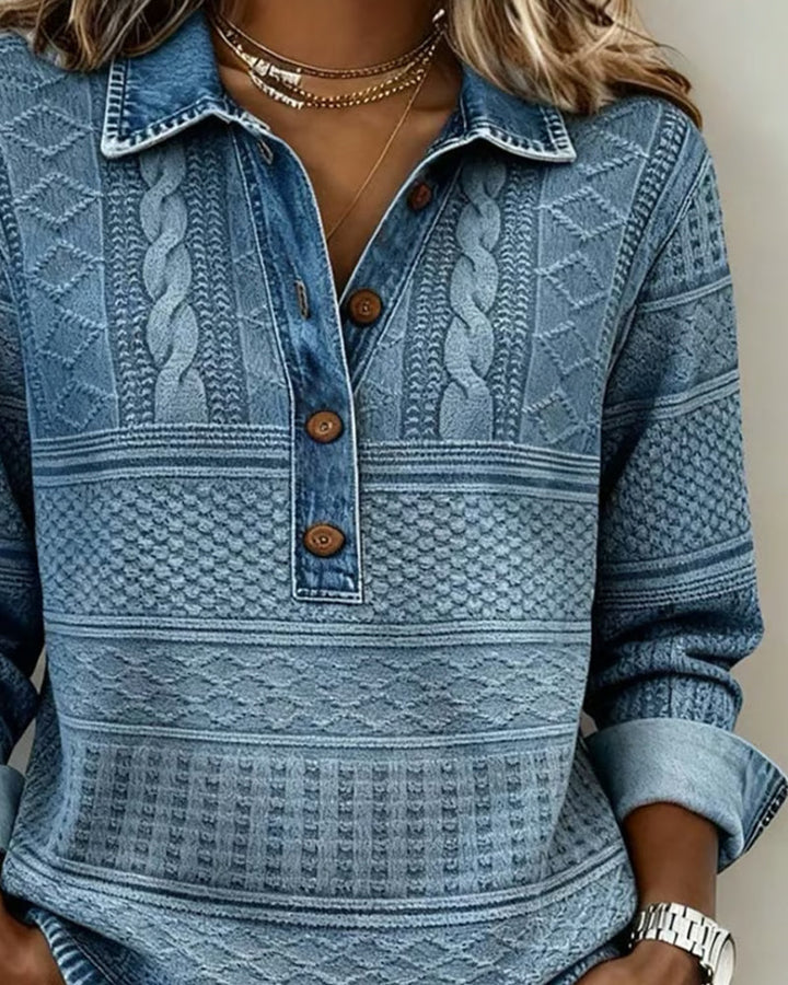 Détail du col et du boutonnage du pull bleu, avec ses torsades et ses boutons marron 3