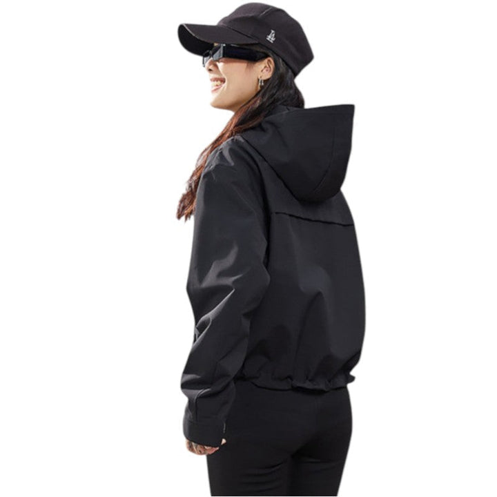 Vue de profil et de dos de la veste noire portée par une mannequin souriante, capuche relevée et ourlet élastique. 18