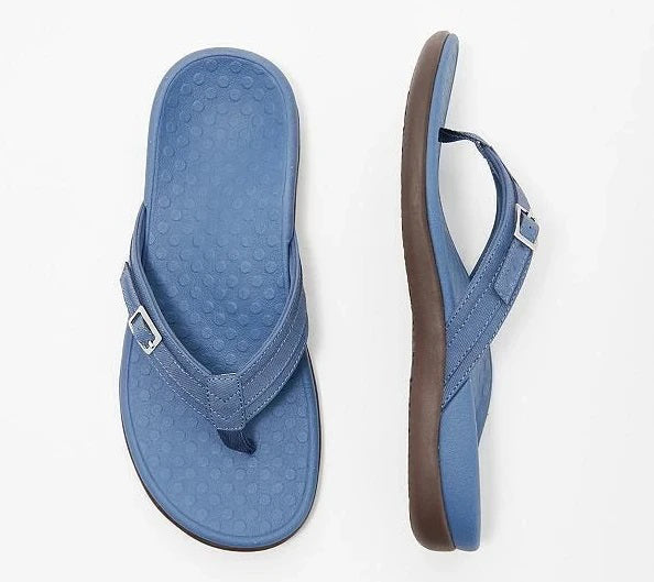Paire de tongs bleues à boucle argentée, semelle texturée à pastilles, vue de dessus et de profil 7
