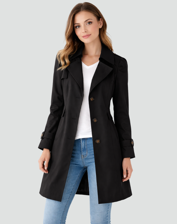 Vue de face du trench noir porté par une femme avec un t-shirt blanc et un jean, boutonnage simple. 1