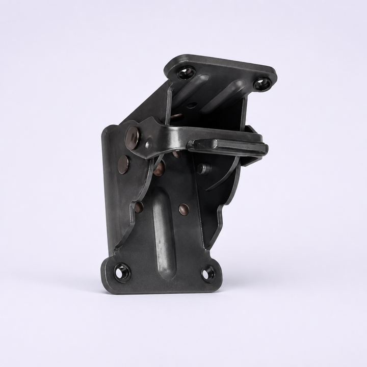 Support pliant en métal sombre seul sur fond uni, vu de face avec ses rivets et ses quatre trous. 7
