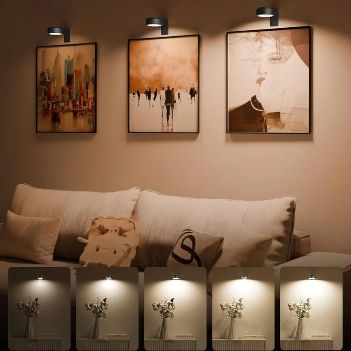 Trois lampes noires au-dessus de tableaux dans un salon, avec cinq réglages de luminosité en bas 4