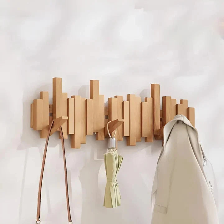 Portemanteau en bois clair avec un sac en cuir, un parapluie vert pâle et un manteau accrochés 5