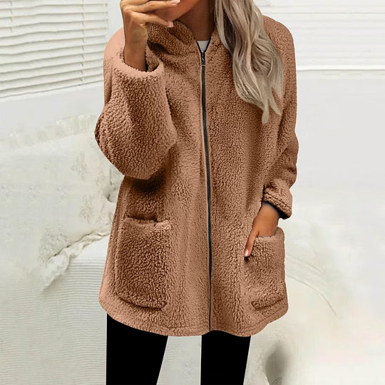 Veste polaire zippée coloris camel porté par une femme, avec deux grandes poches plaquées 2