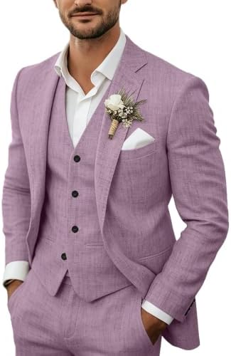 Costume trois pièces porté en lilas rosé, veste, gilet et pantalon assortis, avec chemise blanche et boutonnière fleurie. 7