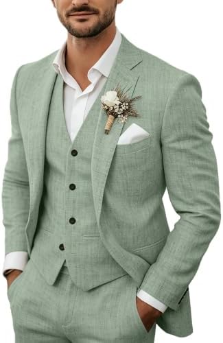 Costume trois pièces porté en vert sauge clair, texture lin visible, avec pochette blanche et boutonnière au revers. 4