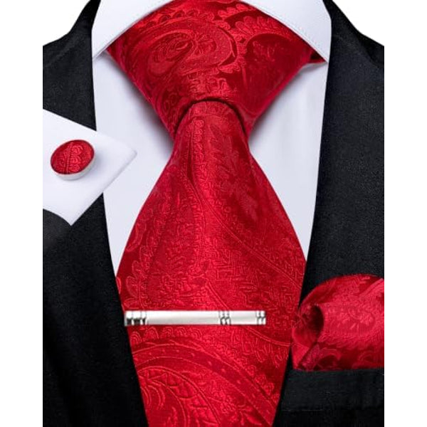 Cravate rouge à motif cachemire tissé, avec pince argentée, bouton de manchette et pochette assortis, portée sous une veste noire. 3