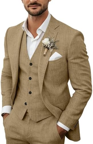 Même costume trois pièces porté en beige sable, veste, gilet boutonné et pantalon, avec boutonnière et pochette blanche. 2