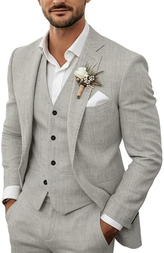 Costume trois pièces porté en gris clair, veste à revers cranté, gilet et pantalon assortis, pochette blanche dans la poche poitrine. 5
