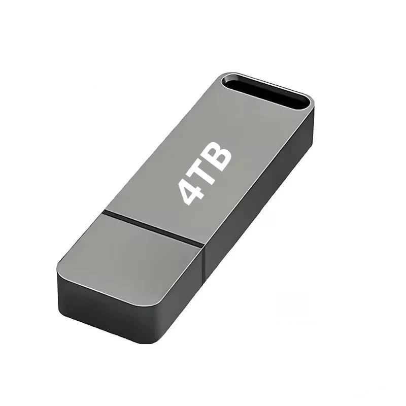Clé USB métallique grise en vue inclinée, capuchon fermé, sur fond blanc uni 1