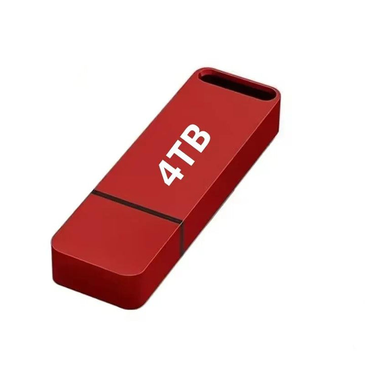 Clé USB rouge métallisée en vue inclinée, capuchon fermé, sur fond blanc uni 6