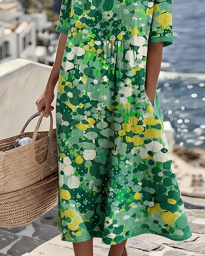 Détail de la jupe fluide de la robe verte à motif floral, avec poche sur le côté 7