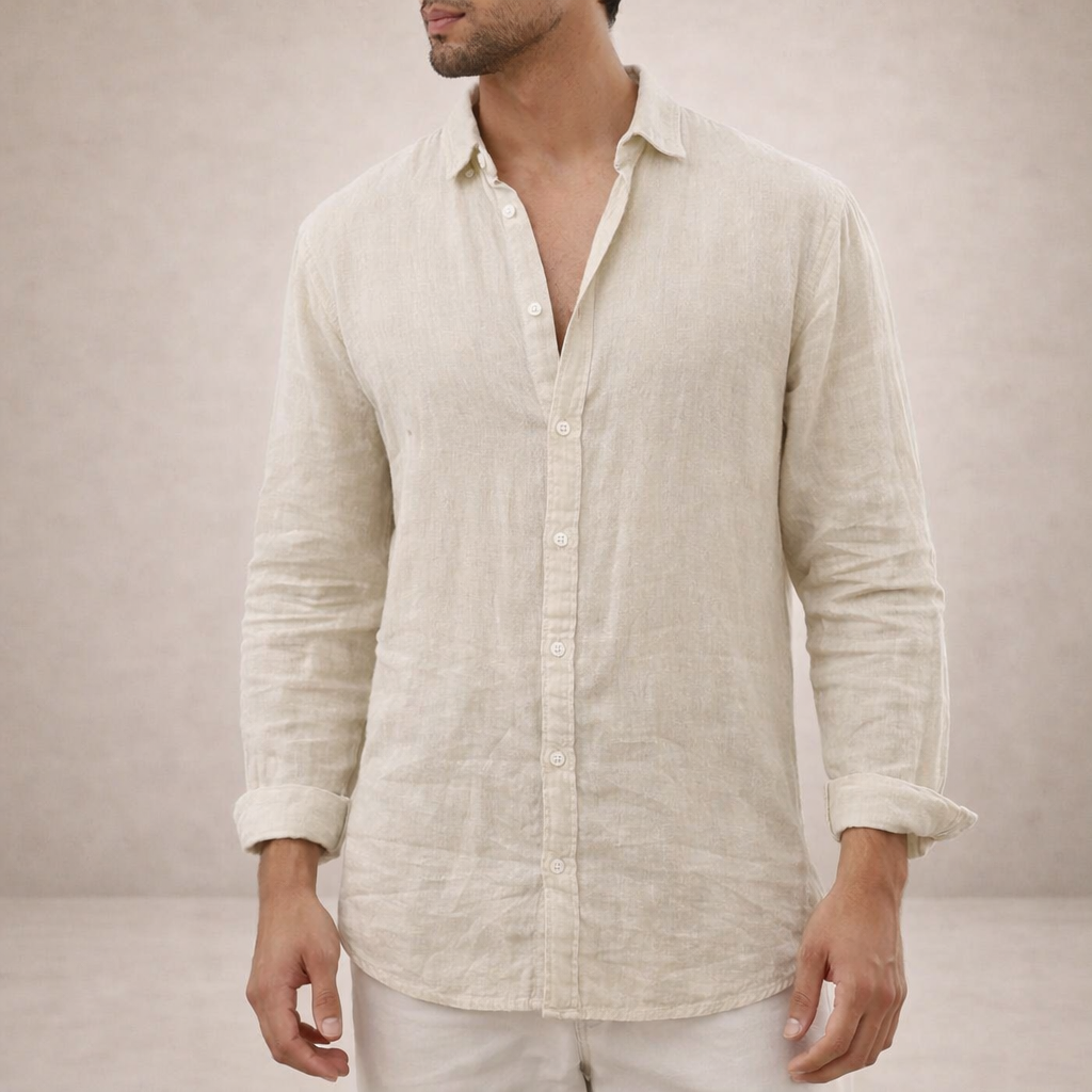 Chemise en lin beige clair portée de face, col ouvert, boutons nacrés et manches retroussées, avec un pantalon blanc. 6