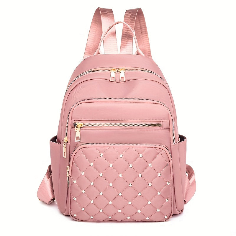 Sac à dos rose vu de face, poche avant matelassée avec clous dorés 12
