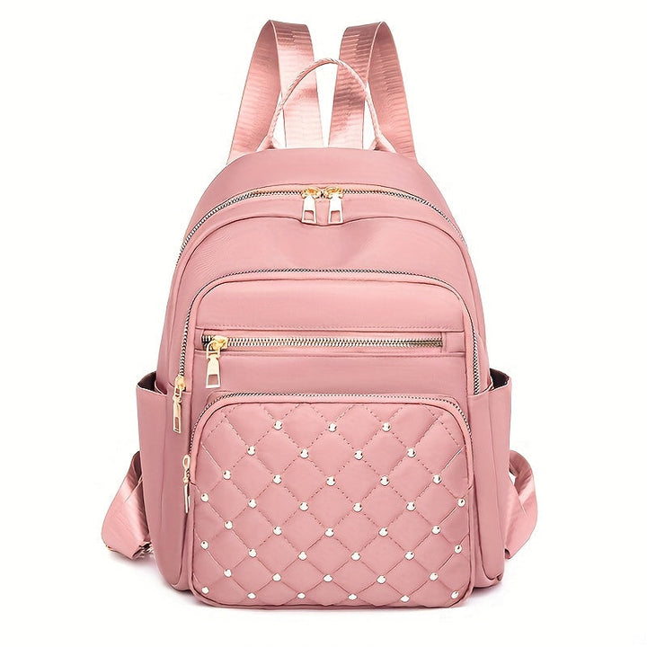 Sac à dos rose vu de face, poche avant matelassée avec clous dorés 12