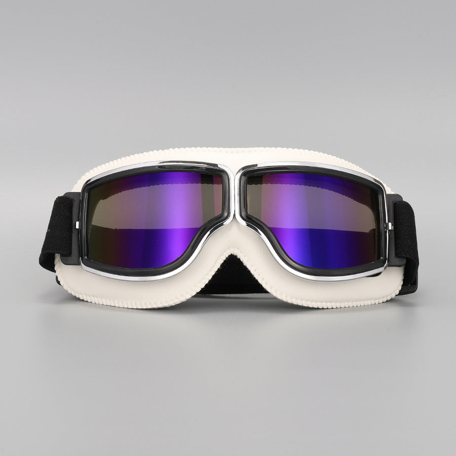 Lunettes à contour blanc crème avec verres miroir violet irisé, monture chromée et sangle élastique noire. 15