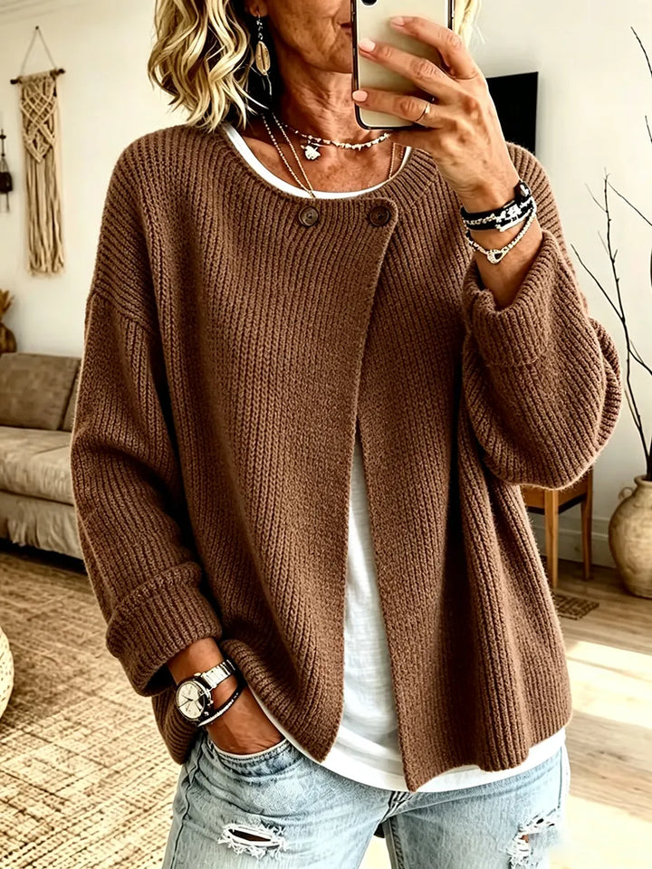 Cardigan côtelé marron, même coupe à deux boutons, porté avec un t-shirt blanc et un jean 4
