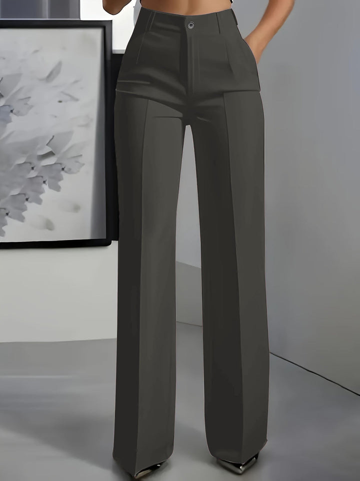 Pantalon large gris anthracite porté de face, plis marqués et taille haute boutonnée 3