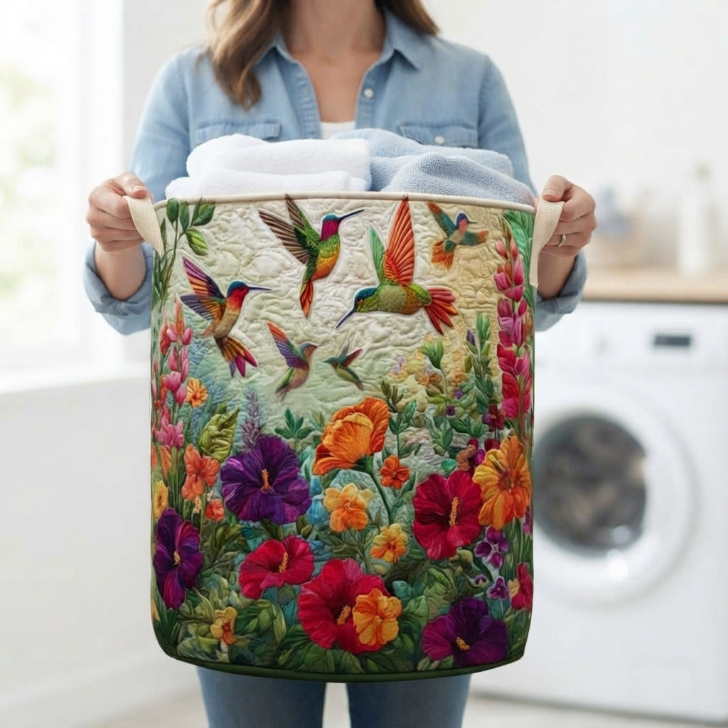 Femme en chemise en jean portant le panier par ses deux poignées en toile, rempli de serviettes, devant un lave-linge. 3