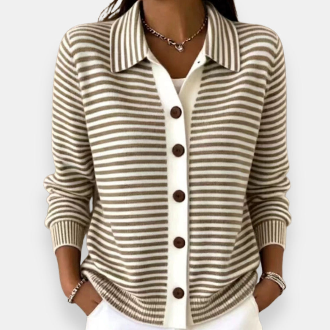 Gilet à rayures taupe et blanches porté par une femme, col chemise, cinq boutons marron sur bande blanche, mains dans les poches. 1