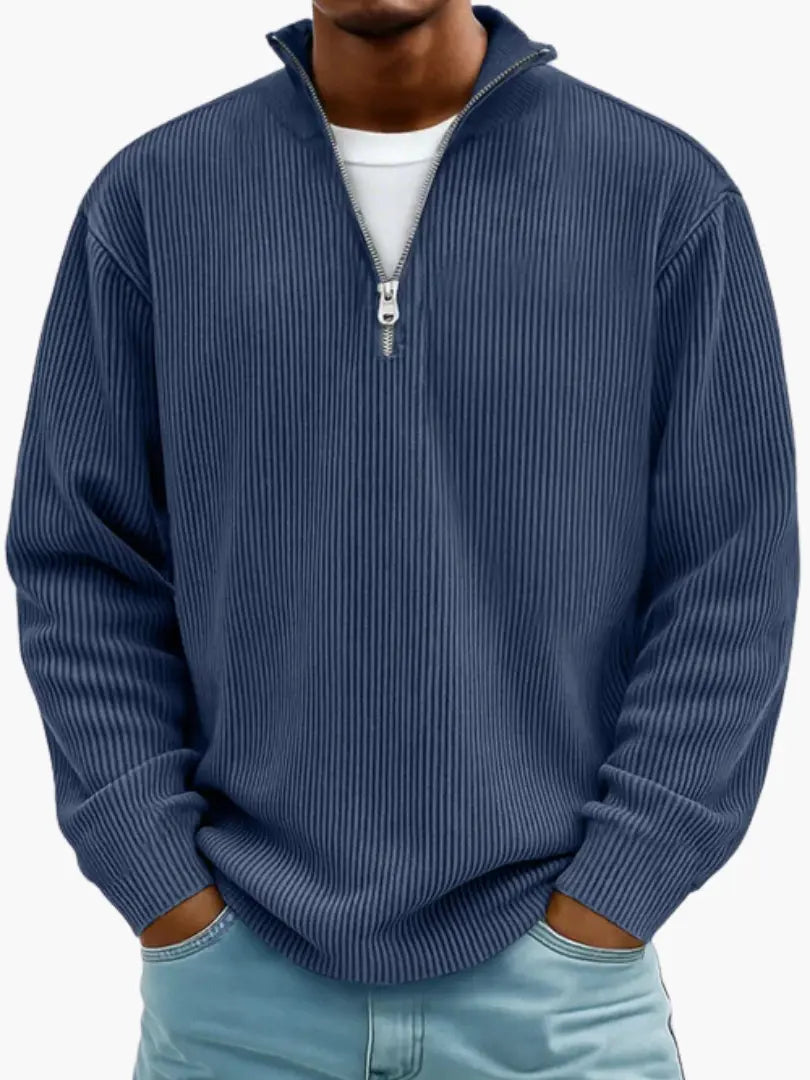 Homme portant le pull côtelé à col zippé en bleu marine, avec un t-shirt blanc visible sous le col. 5