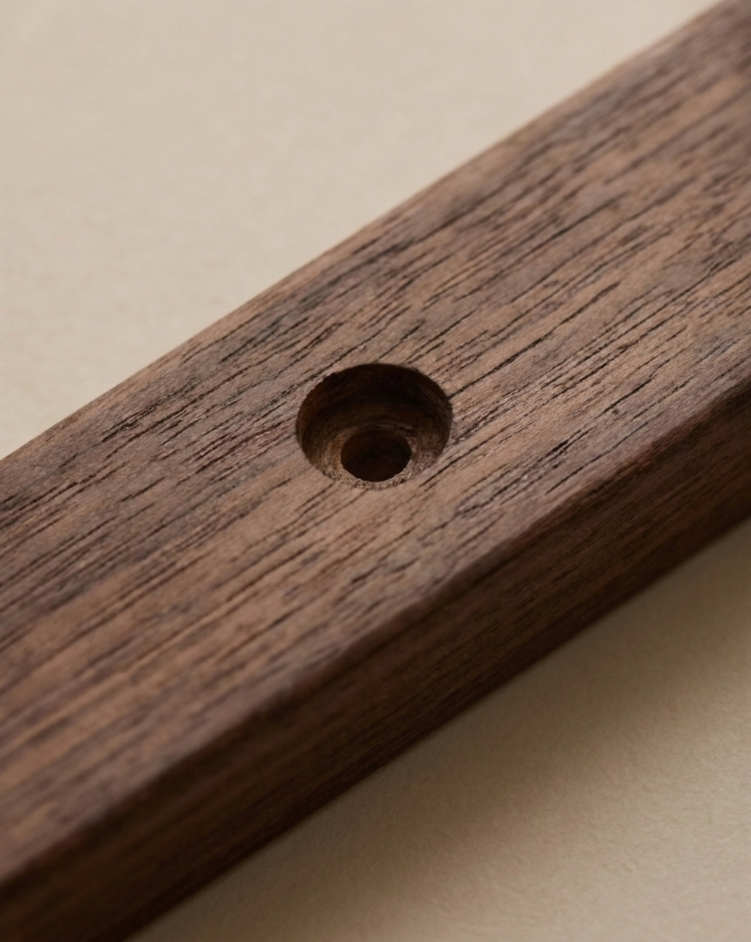 Détail du bois veiné de la planche avec un trou de fixation fraisé pour la vis 4