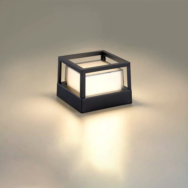 Modèle carré noir à cadre ouvert sans toit plein, allumé sur fond uni, diffuseur lumineux visible à l'intérieur. 11