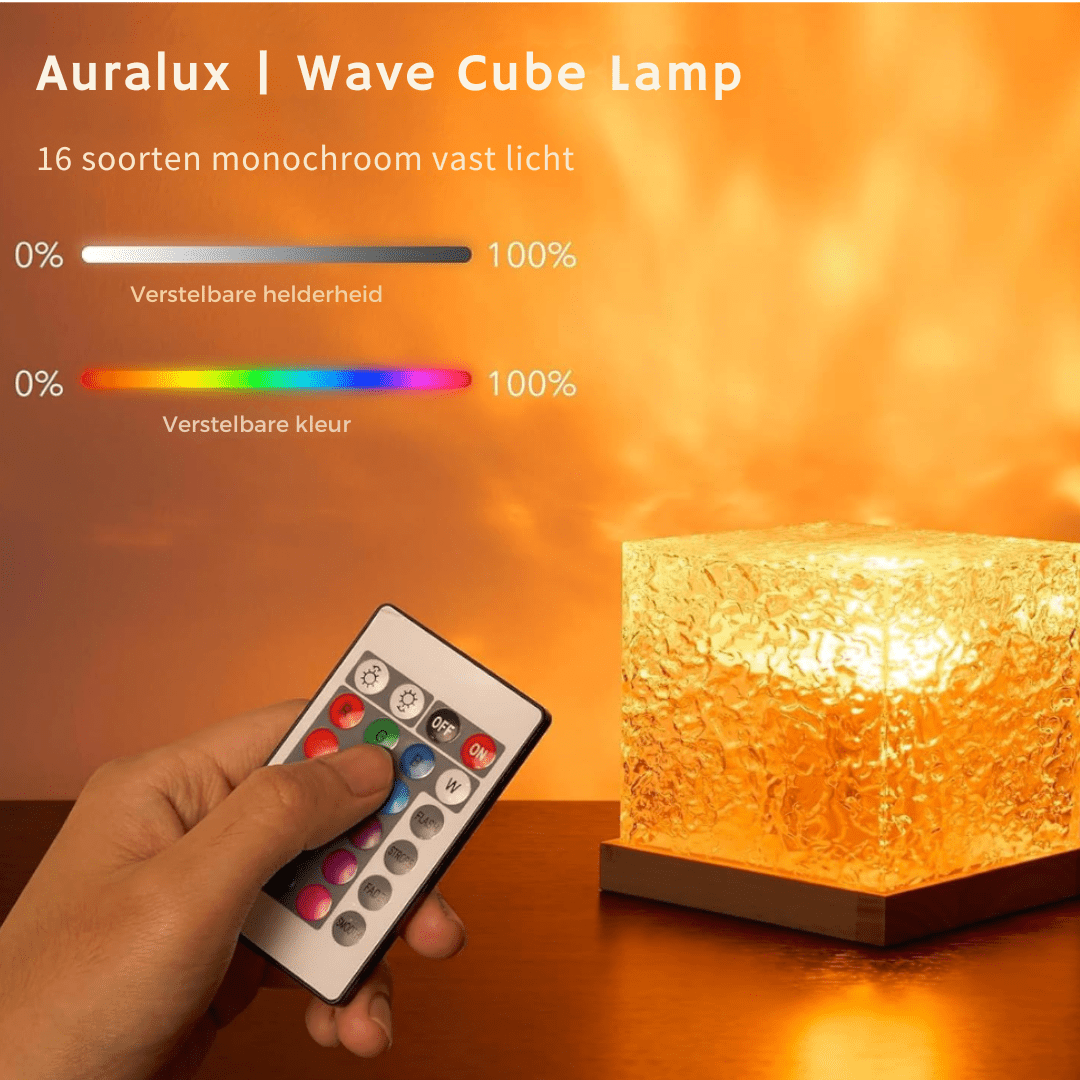 Main tenant la télécommande devant le cube lumineux doré, avec barres de réglage de la luminosité et de la couleur. 8