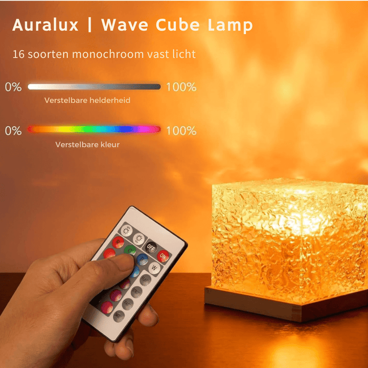Main tenant la télécommande devant le cube lumineux doré, avec barres de réglage de la luminosité et de la couleur. 8